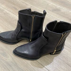 ⬇️PRICE⬇️• CAPEZZANI - Ankle Zip up Boots - Black - size 37 ~ 7